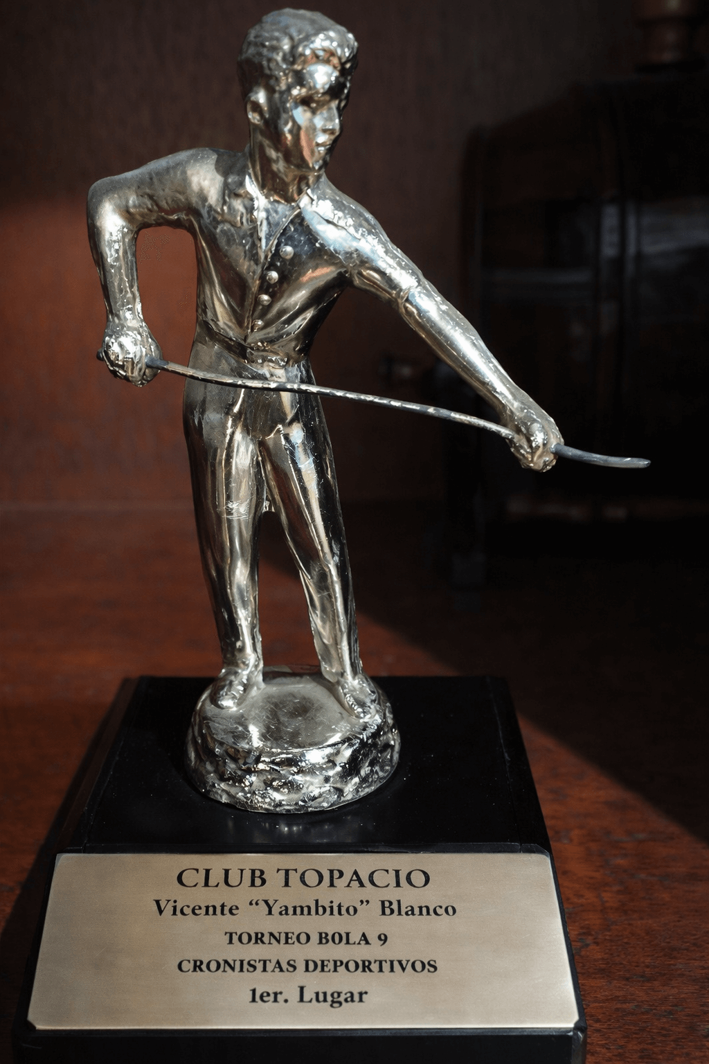 Vicente Yambito Blanco playing billiards - professional billiards player and boxer Nicaragua